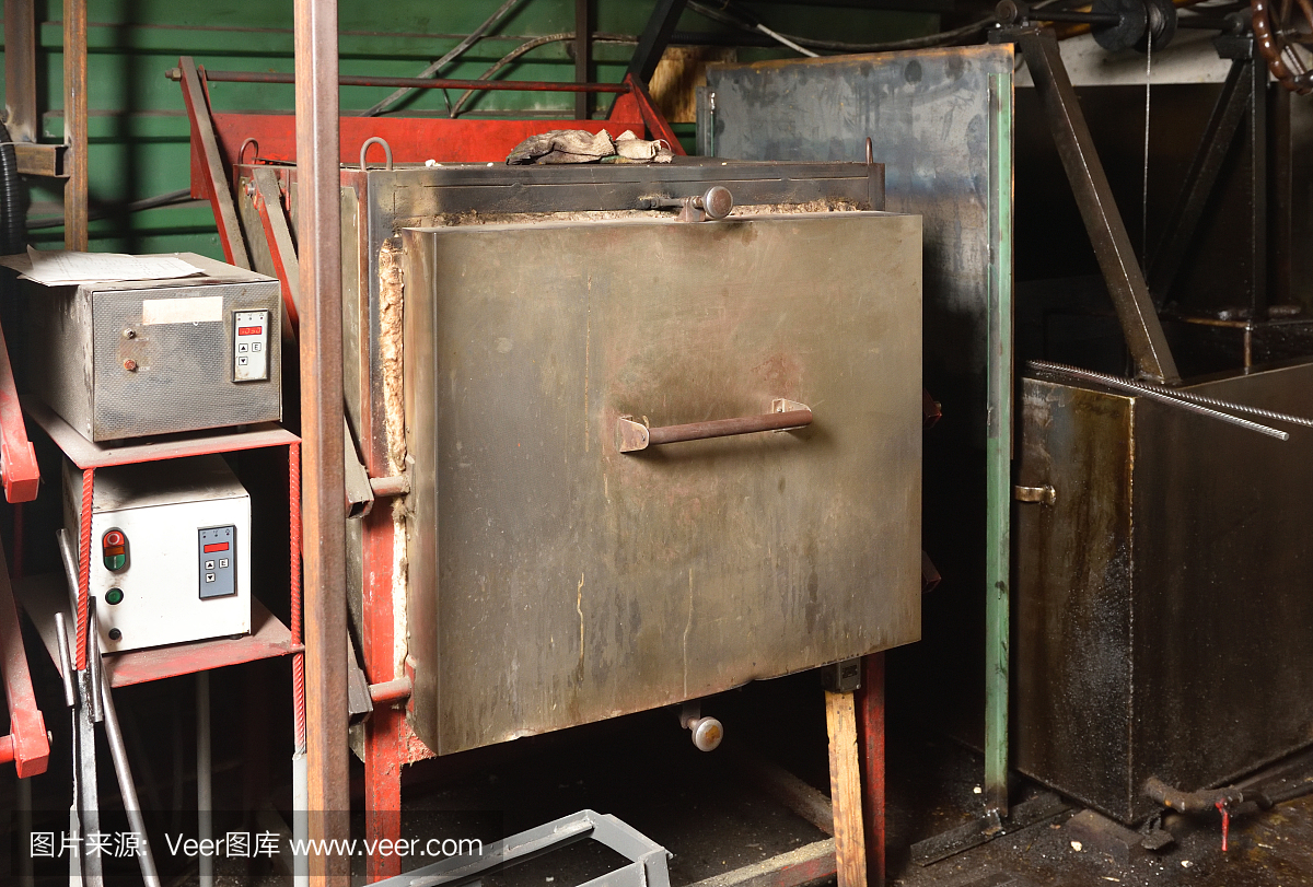 用于淬火金属零件的工业电炉。用于淬火金属零件的旧而脏的电炉